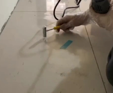 邯郸瓷砖开裂维修公司专业分享瓷砖在铺贴前如果没有沥干水分，将会导致以下问题